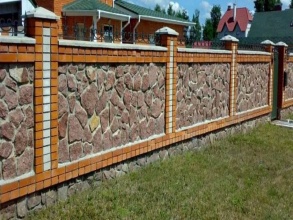 Кирпичный забор с камнем 12 метров фото в Балахне