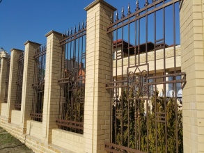 Кирпичный забор с ковкой  10 метров фото в Балахне