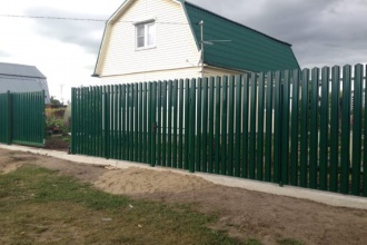 Забор из евроштакетника на ленточном фундаменте 70 метров фото в Балахне